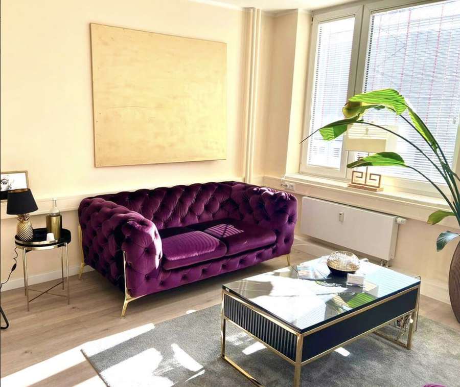 Lounge und Wartebereich der Praxis