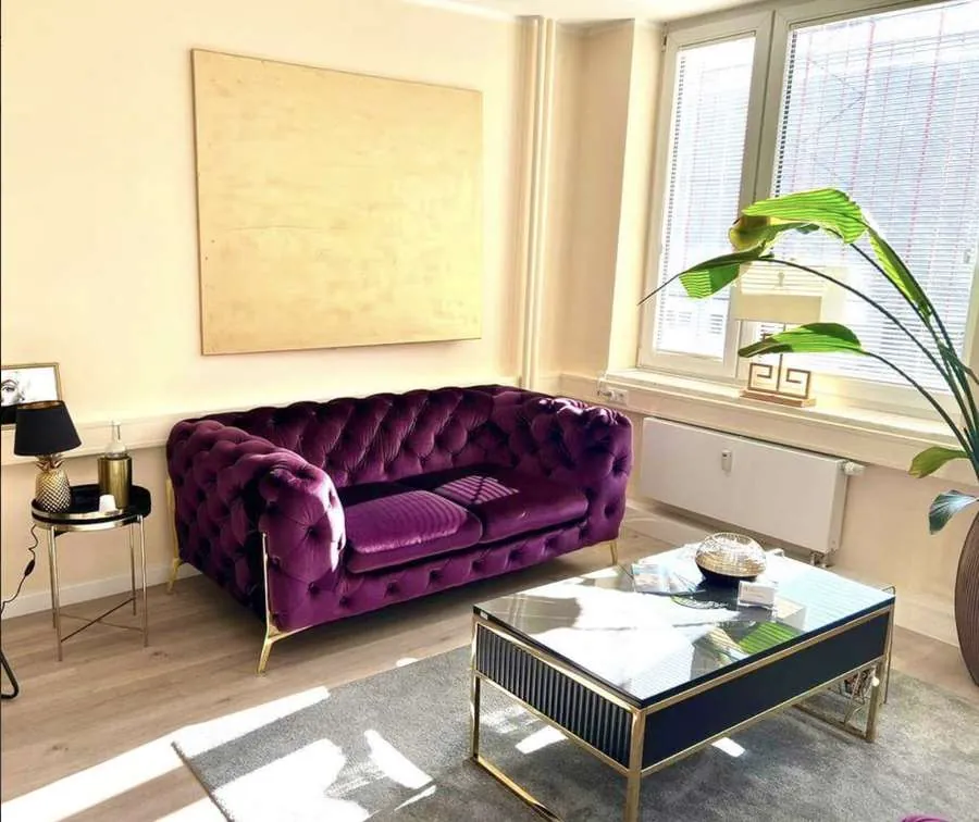 Lounge und Wartebereich der Praxis