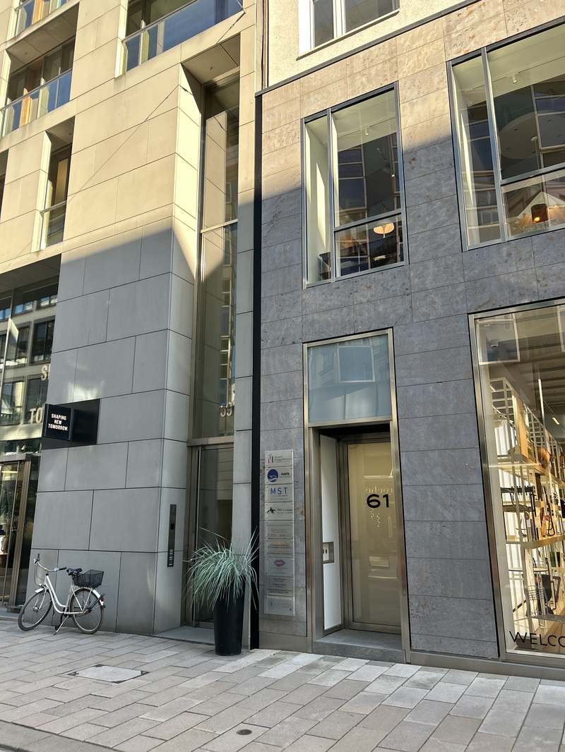 Praxisschild von Hamburg Aesthetics am Eingang